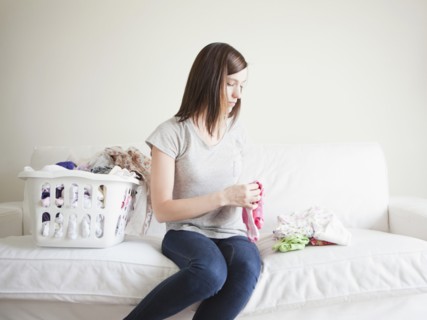 Young woman doing laundry. 
Photo : Jessica Peterson