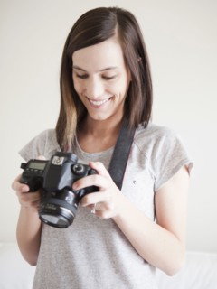 Young woman playing with digital camera. 
Photo : Jessica Peterson