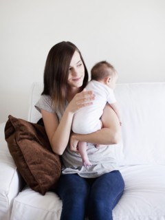 Mother embracing baby girl (2-5 months). 
Photo : Jessica Peterson