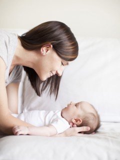 Mother embracing baby girl (2-5 months). 
Photo : Jessica Peterson