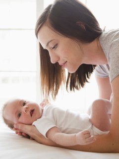 Mother changing baby girl (2-5 months). 
Photo : Jessica Peterson