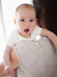 Portrait of baby girl in mother's arms (2-5 months). 
Photo : Jessica Peterson