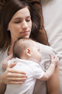 Mother and baby girl (2-5 months) sleeping together. 
Photo : Jessica Peterson