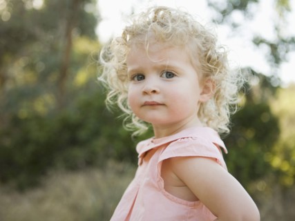Outdoor portrait of young girl (4-5) . 
Photo: Jessica Peterson