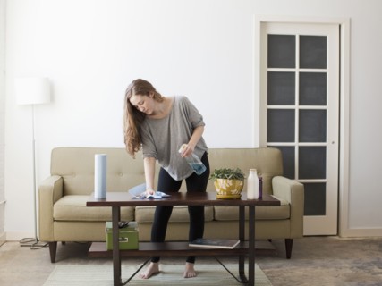 Young woman cleaning. 
Photo : Jessica Peterson
