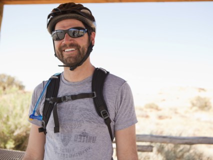 Mid adult man posing in cycling gear. 
Photo : Jessica Peterson