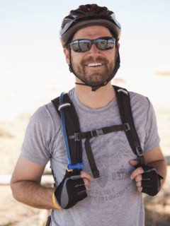 Mid adult man posing in cycling gear. 
Photo : Jessica Peterson