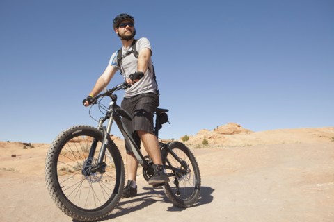 USA, Utah, Moab, Mid adult man riding mountain bicycle in remote scenery. 
Photo : Jessica
