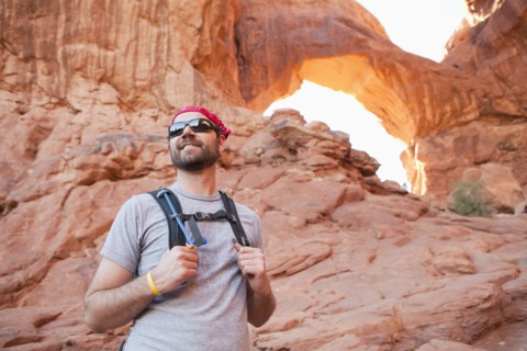 USA, Utah, Moab, Mid adult man posing in front of natural arches. 
Photo : Jessica Peterson