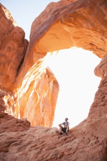 USA, Utah, Moab, Mid adult man posing in front of natural arches. 
Photo : Jessica Peterson