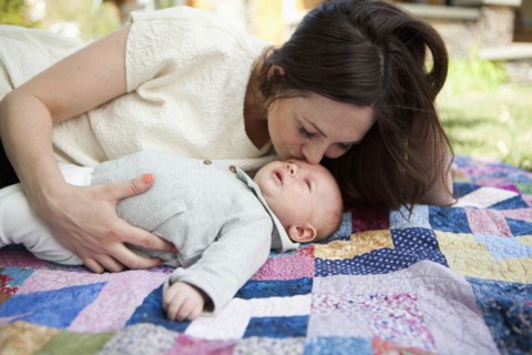Young mother kissing baby boy ( 2-5 months). 
Photo : Jessica Peterson
