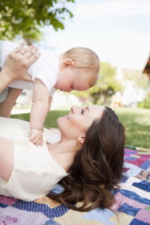Young mother kissing toddler boy ( 2-3). 
Photo : Jessica Peterson