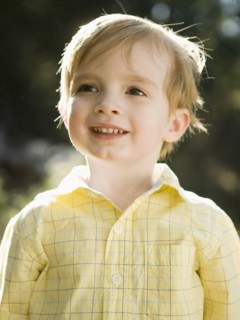 Outdoor portrait of happy young girl (6-7). 
Photo : Jessica Peterson