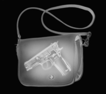 X-ray image showing handbag containing pistol. 
Photo : Calysta Images