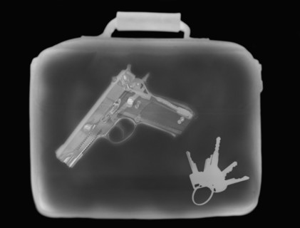 X-ray image showing handbag containing pistol and set of keys. 
Photo : Calysta Images