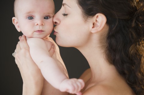 Mother and baby boy (2-5 months) posing together. Photo : Jamie Grill