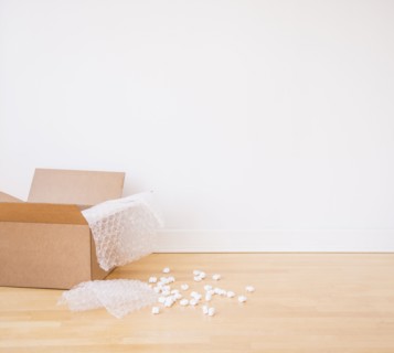 Studio shot of cardboard box. Photo : Daniel Grill