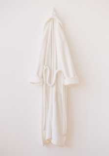 Studio shot of white bathrobe. Photo : Daniel Grill