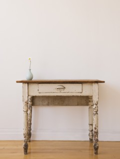 Studio shot of old-fashioned desk. Photo : Daniel Grill