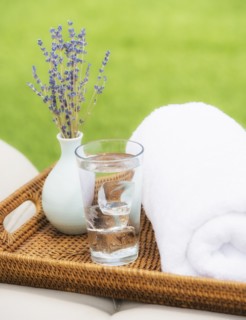 Wattle tray with glass of water, towel and lavender. Photo : Daniel Grill