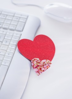 Paper hearts on computer keyboard. Photo : Daniel Grill
