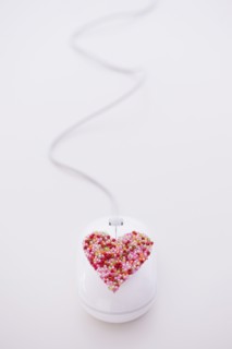 Colorful heart on computer mouse. Photo : Daniel Grill