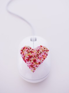 Colorful heart on computer mouse. Photo : Daniel Grill