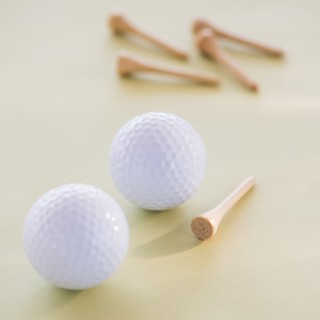 Studio shot of golf balls. Photo : Daniel Grill