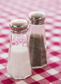 Studio Shot of salt and peper shakers. Photo : Daniel Grill