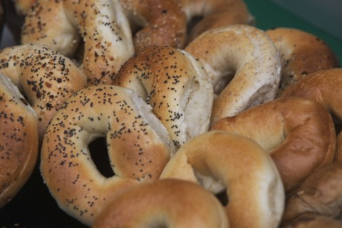 Close-up of bagels. Photo : fotog
