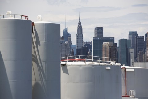USA, New York, Industrial area and city skyline. Photo: fotog