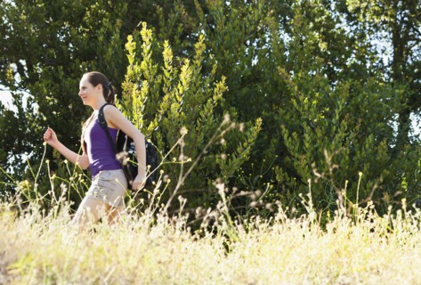 Woman running through meadow. Photo : Sarah M. Golonka