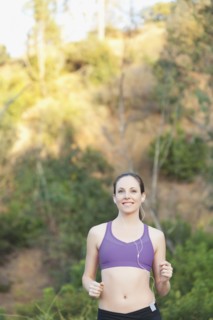 Woman running with headphones on. Photo : Sarah M. Golonka