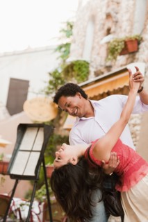 France, Cassis, Couple dancing on street. Photo : Mike Kemp