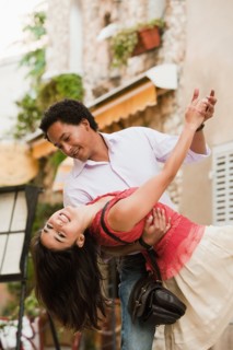 France, Cassis, Couple dancing on street. Photo : Mike Kemp