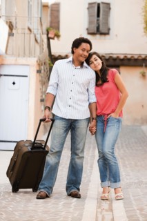France, Cassis, Couple with suitcase holding hands. Photo : Mike Kemp