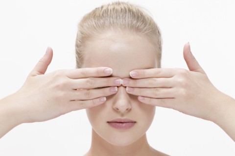 Beauty portrait of woman covering eyes. Photo : Jan Scherders