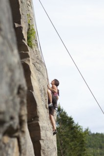 Woman rock climbing. Photo : Noah Clayton