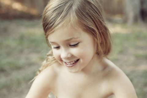 Portrait of smiling girl (6-7). Photo : King Lawrence