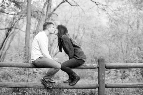 Young couple kissing. Photo : Jessica Peterson