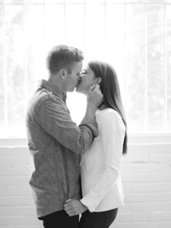 Young couple kissing. Photo : Jessica Peterson