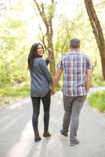 Young couple walking togetherness. Photo : Jessica Peterson