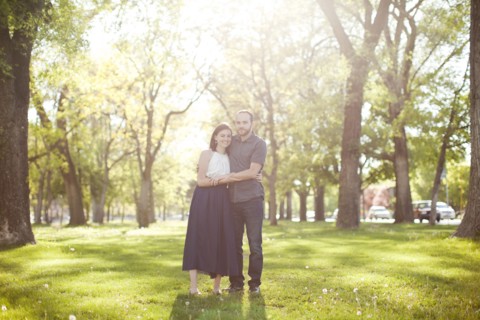 Happy young couple in park. Photo : Jessica Peterson