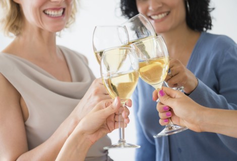 Women drinking white wine. Photo : Jamie Grill