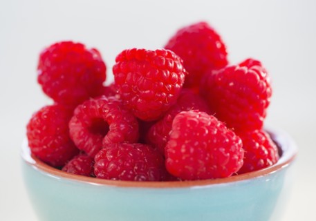 Bowl filled with fresh raspberries. Photo : Daniel Grill