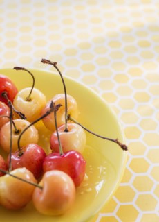 Cherries on plate. Photo : Daniel Grill