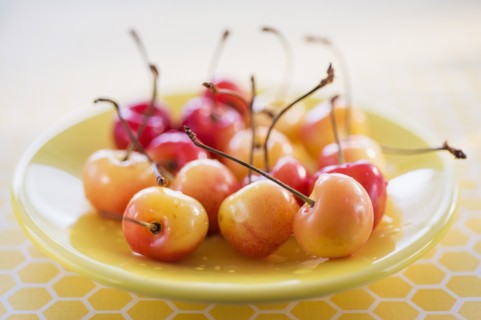 Cherries on plate. Photo : Daniel Grill