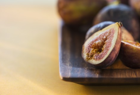 Figs on wood tray. Photo: Daniel Grill