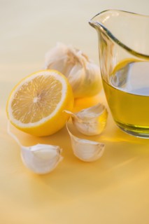 Lemon, garlic and jar of honey. Photo : Daniel Grill