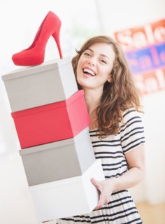 Woman carrying shoes boxes. Photo : Daniel Grill